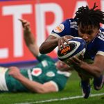 Mickaël Guillard applatie un essai lors du match des six Nations entre la France et l'Irlande au stade de France, à Paris le 5 février 2026