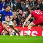 le capitaine de France et demi-mêlée Antoine Dupont se joue de Dan Edwards et des gallois sur leur pelouse à Cardiff pour le match de la deuxième journée des 6 nations - 15 février 2026